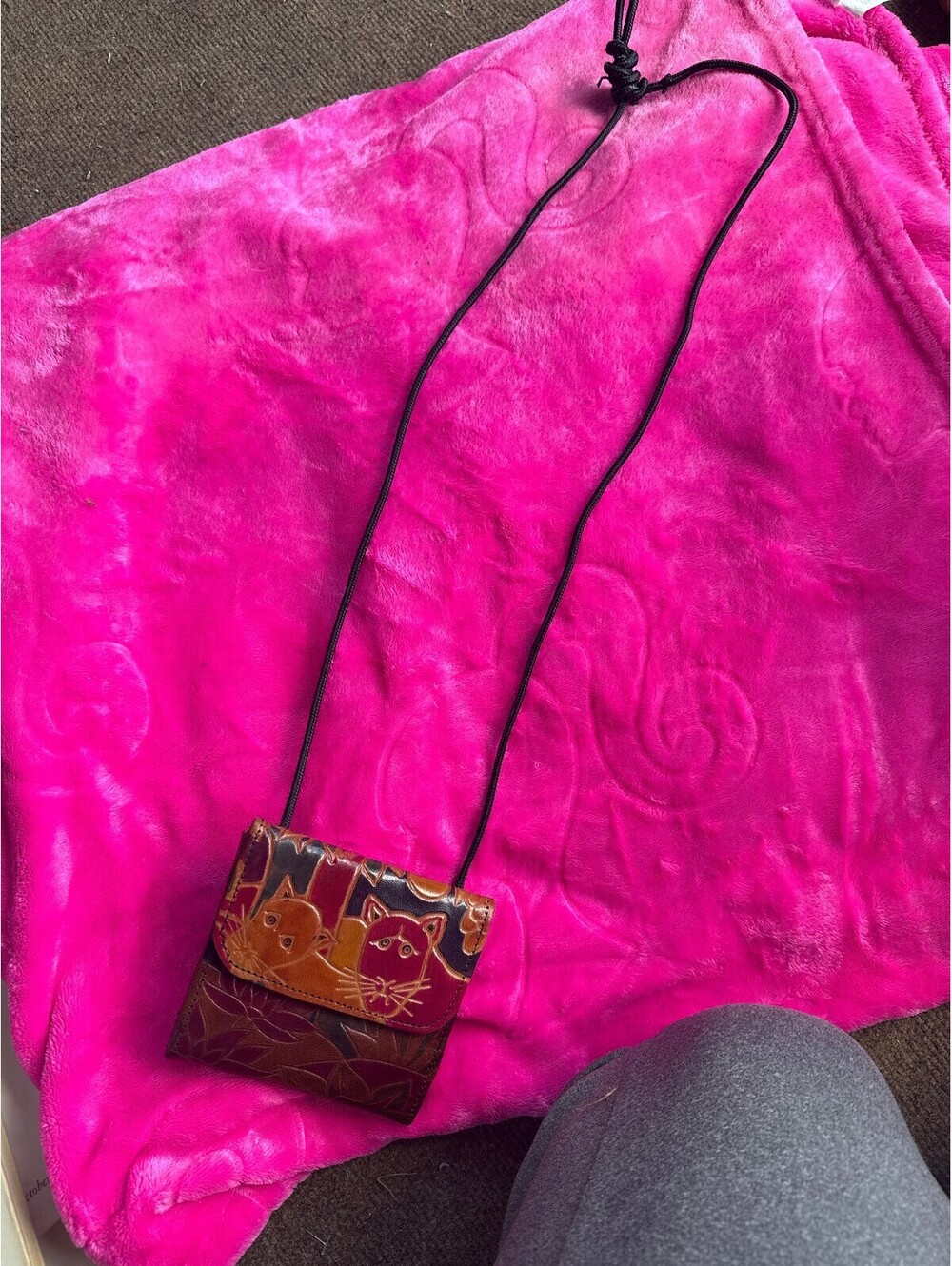 Vintage Tooled Leather Cat Design Mini Crossbody Wallet Neck Pouch Boho Laurel - Picture 3 of 7